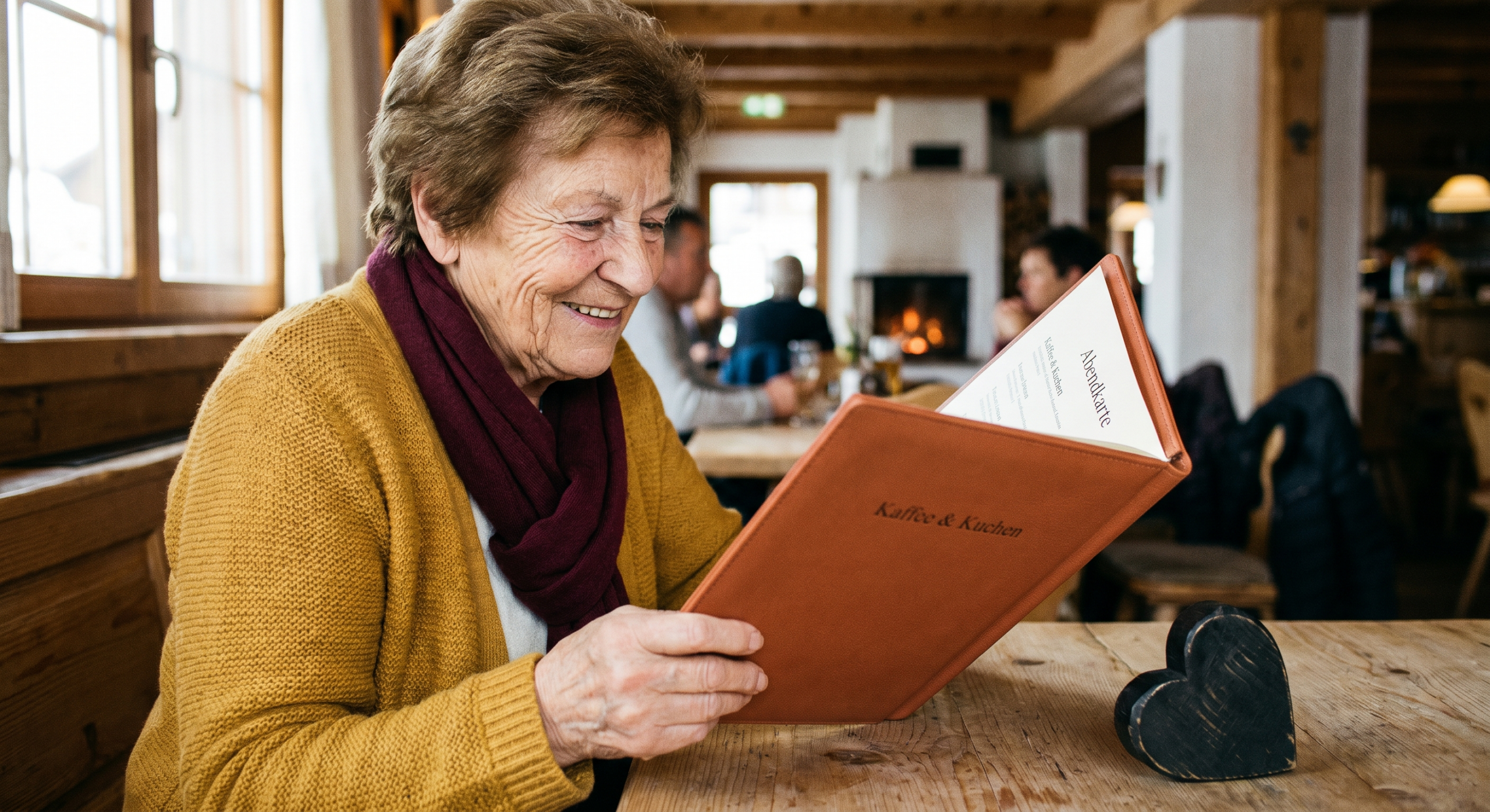 Ältere Gästin liest Speisekarte im alpinen Hotel